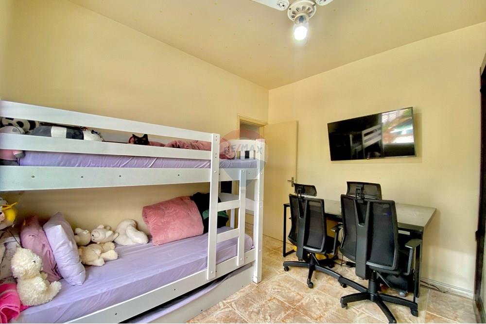 (7)
QUARTO 2 (vista da janela para a porta)